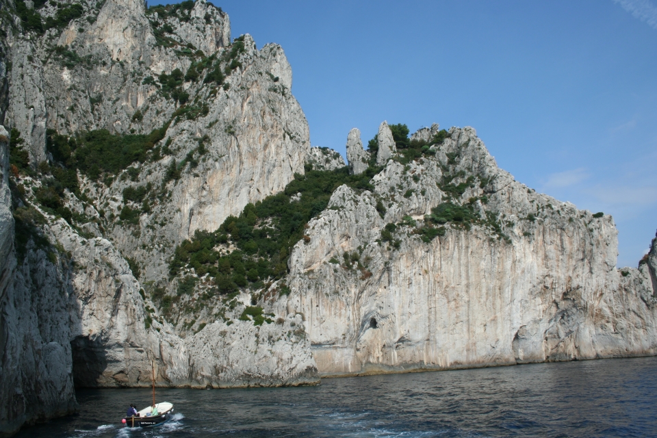 En la vuelta en el barco en Capri. Italia.