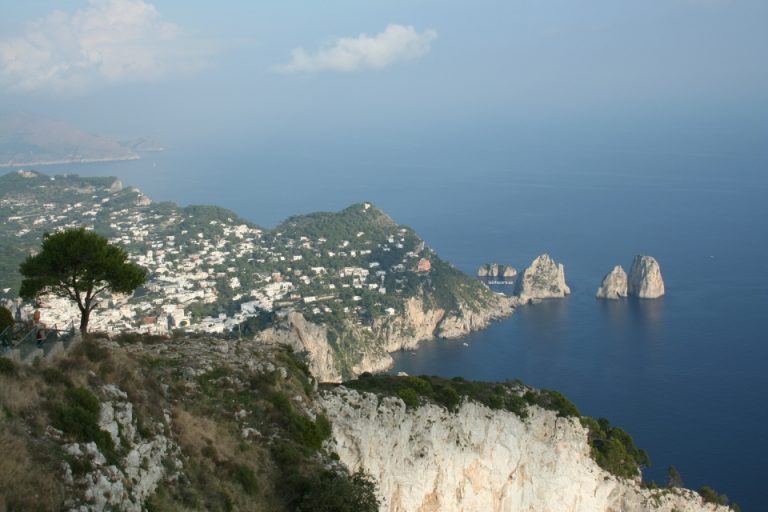 Las vistas de los Farfaglionis desde los jardines de de la villa romana de Augusto, de Anacrapi en Capri. Italia.