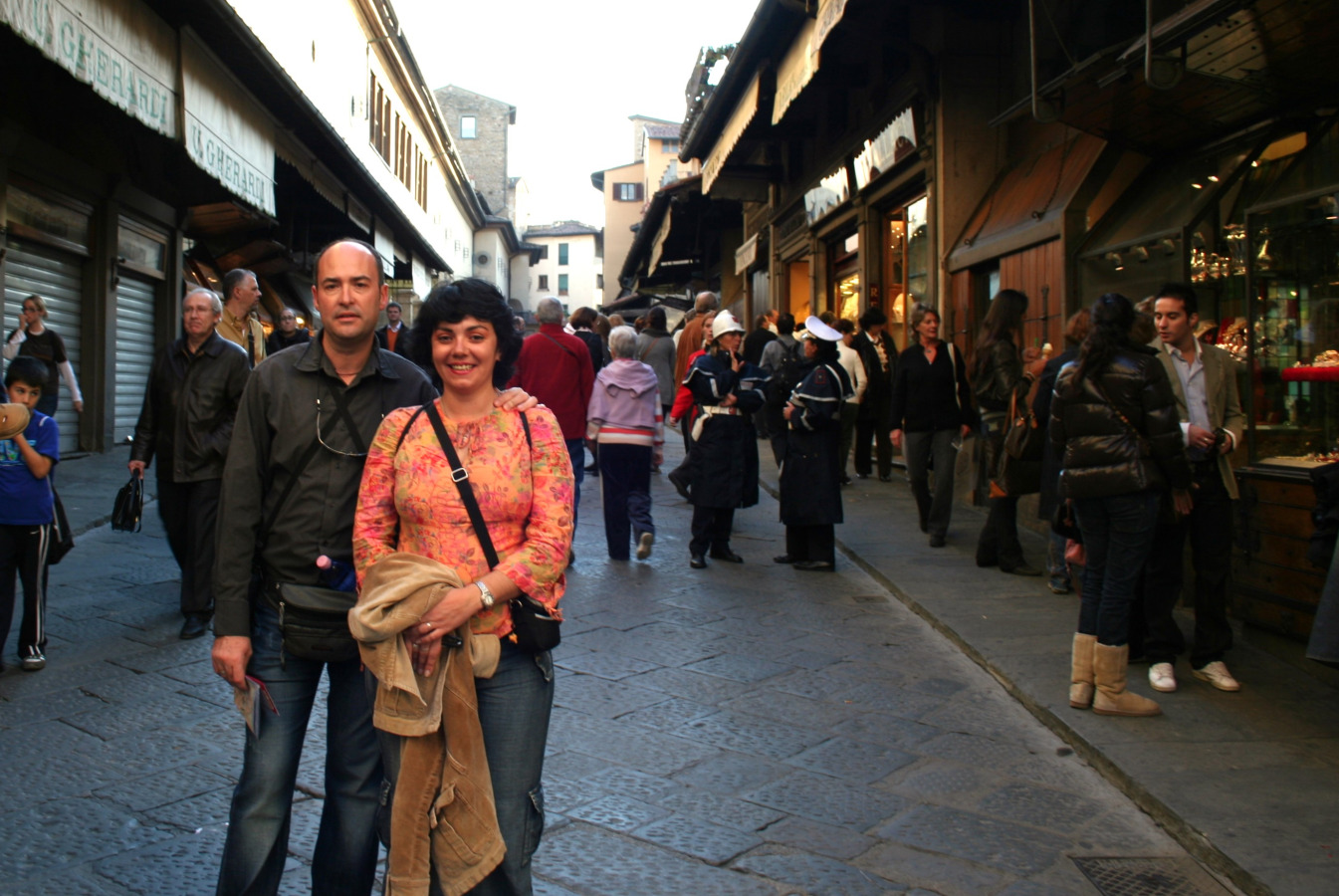 En el famoso Puente Viejo en Florencia.