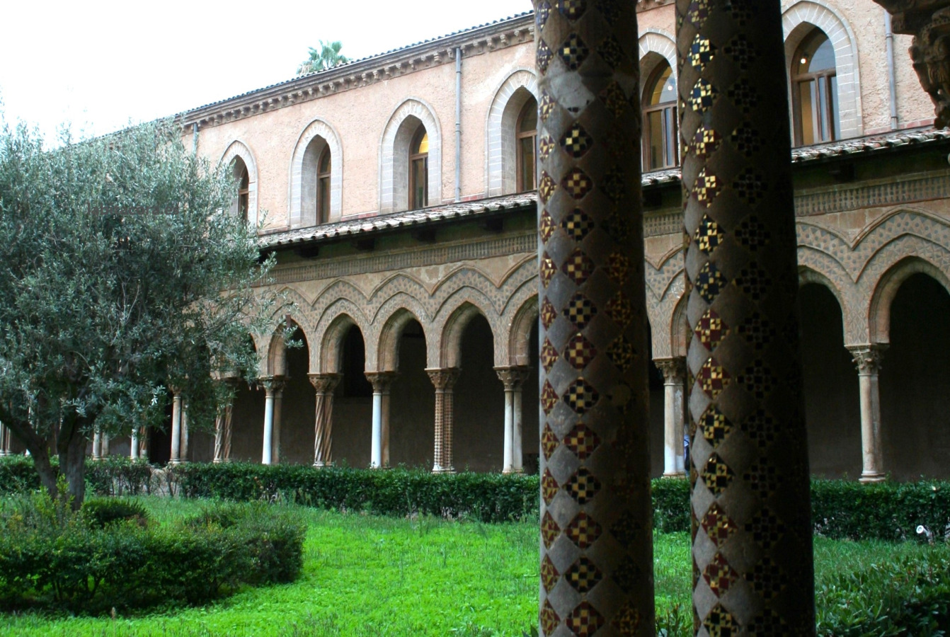 Las columnas y sus capiteles del claustro del Monasterio Benedictino en Monreale. Sicilia 