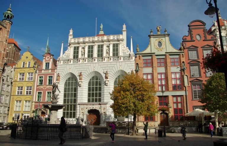 La bonita plaza con la fuente de Neptuno de la calle Dlugi Trag de Gdansk, Polonia