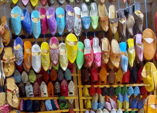 Babuchas expuestas en la Medina.