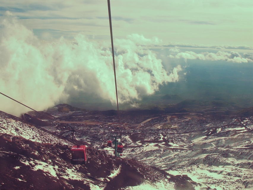 En el teleférico, subiendo, para subir a ver el volcán Etna, Sicilia.