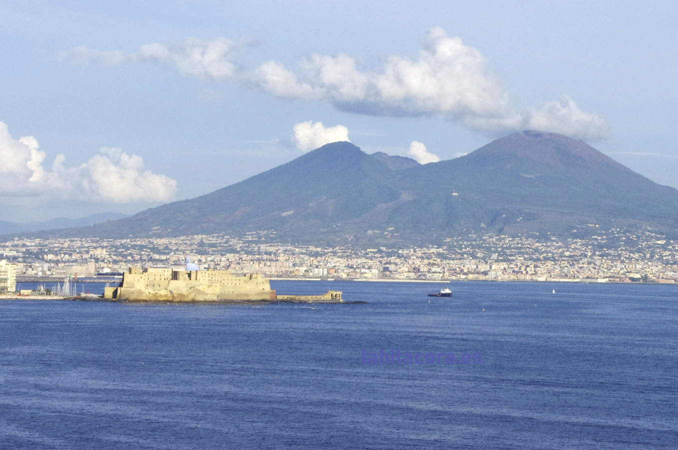 El golfo de Nápoles con el Castillo dell'Ovo y el Vesubio