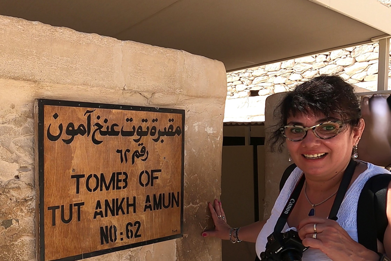 En la entrada a la tumba de Tutankamón, en el Valle de los Reyes de Lúxor. Egipto