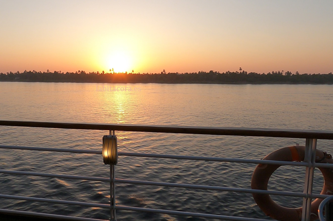 La puesta de sol por el crucero por el Nilo.