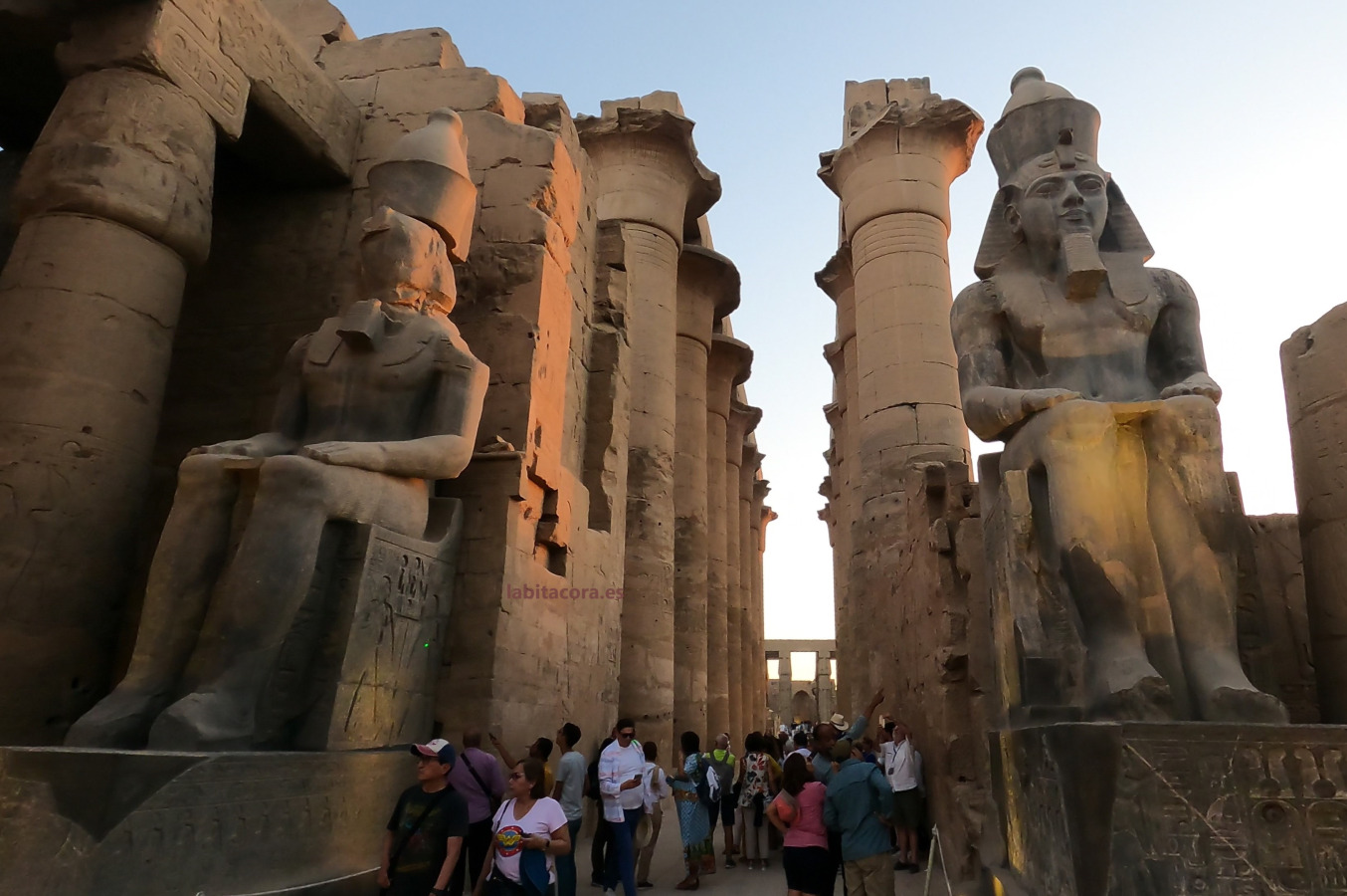 En el Gran Patio en el segundo pilono frente a la columnata procesional Amenhotep III con forma de papiro en el templo de Lúxor. Egipto