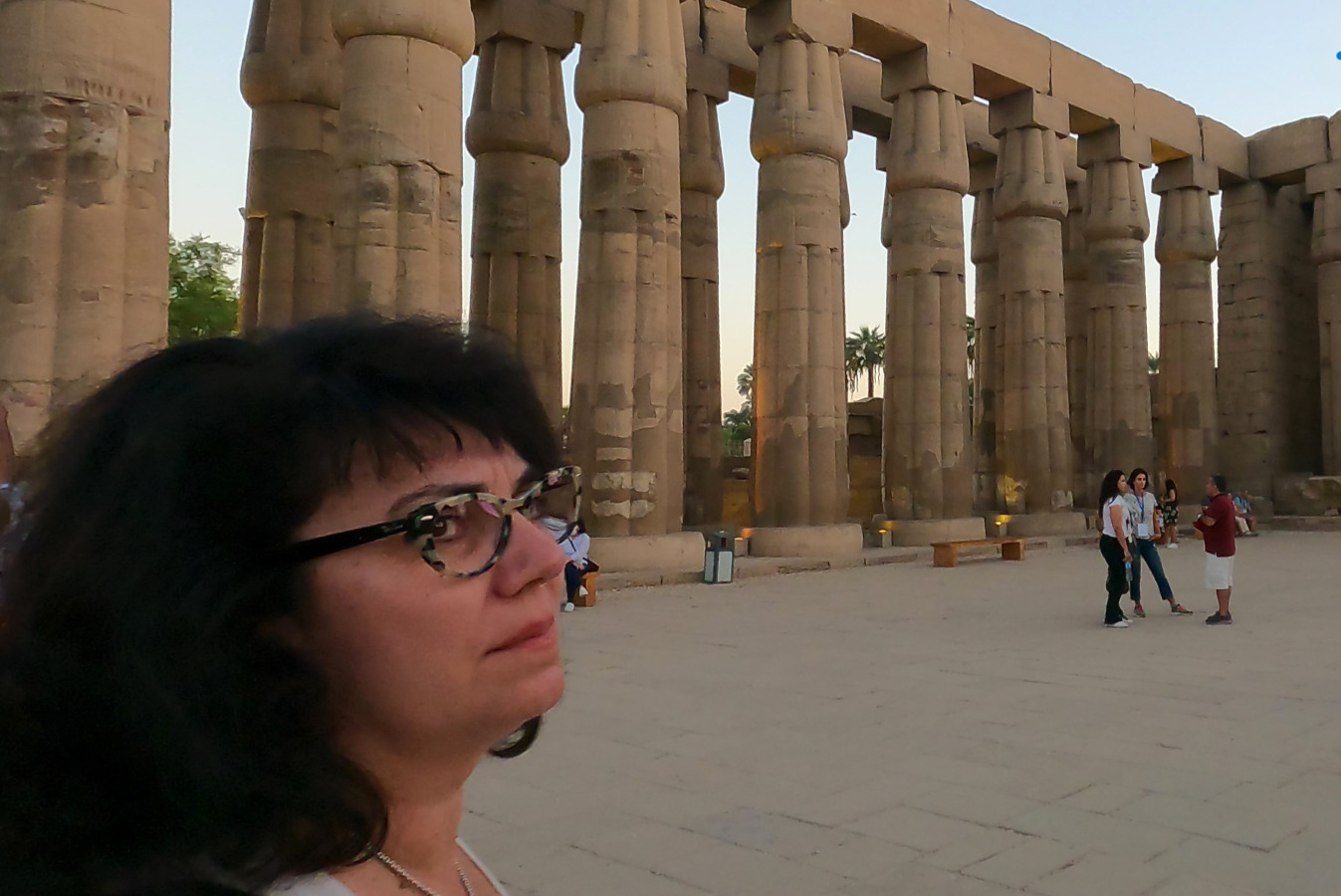 En el Patio del Sol del templo de Lúxor. Egipto 