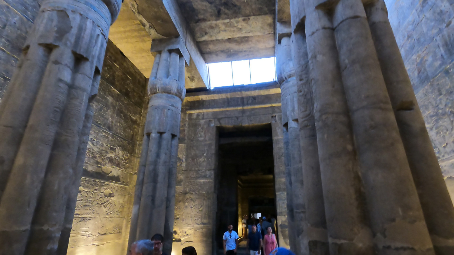 La Sala de las Ofrendas y al fondo la cámara de Alejandro Magno en el templo de Lúxor, Egipto. 