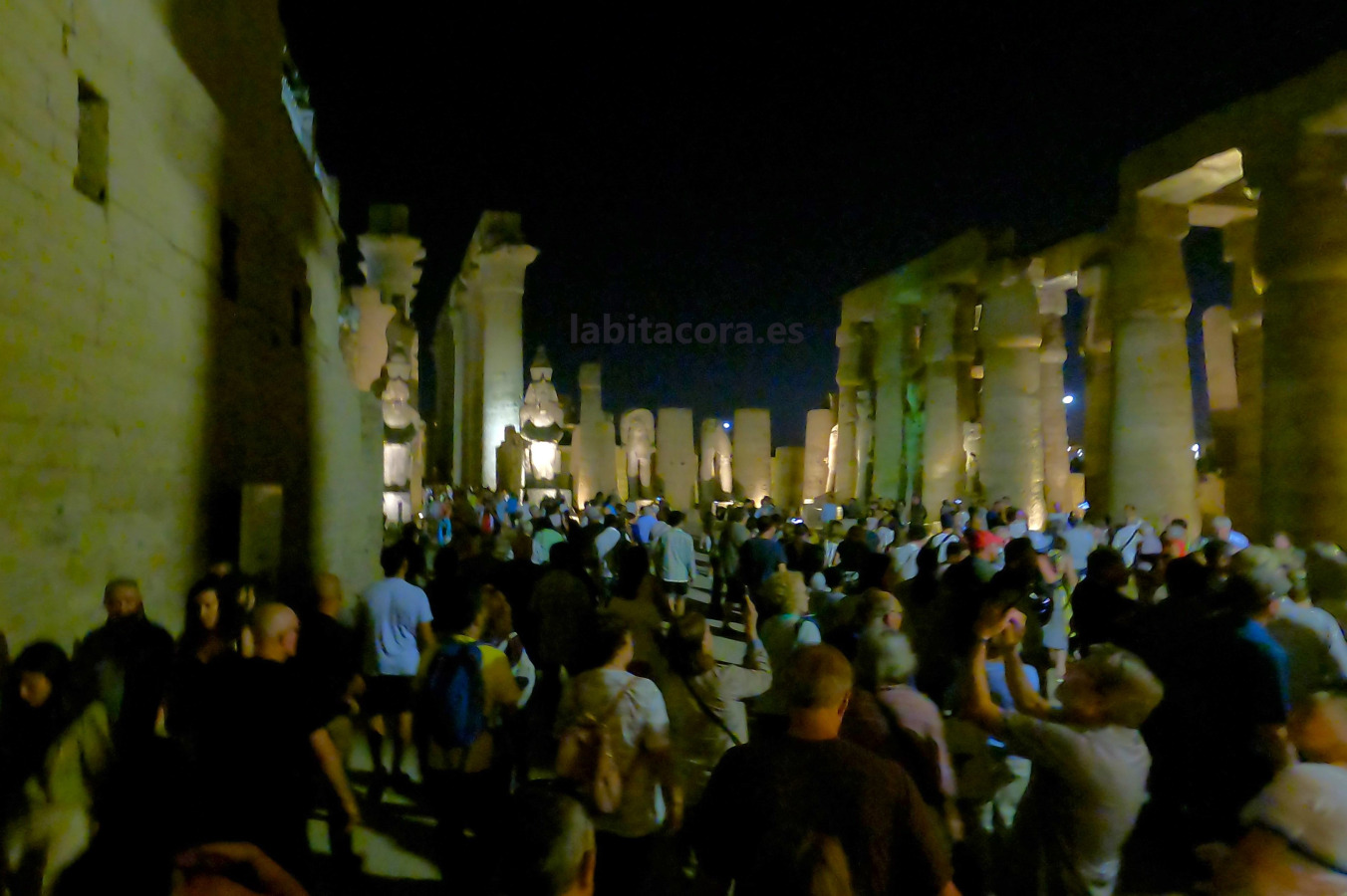 En el Gran Patio de noche en el templo de Lúxor, Egipto.