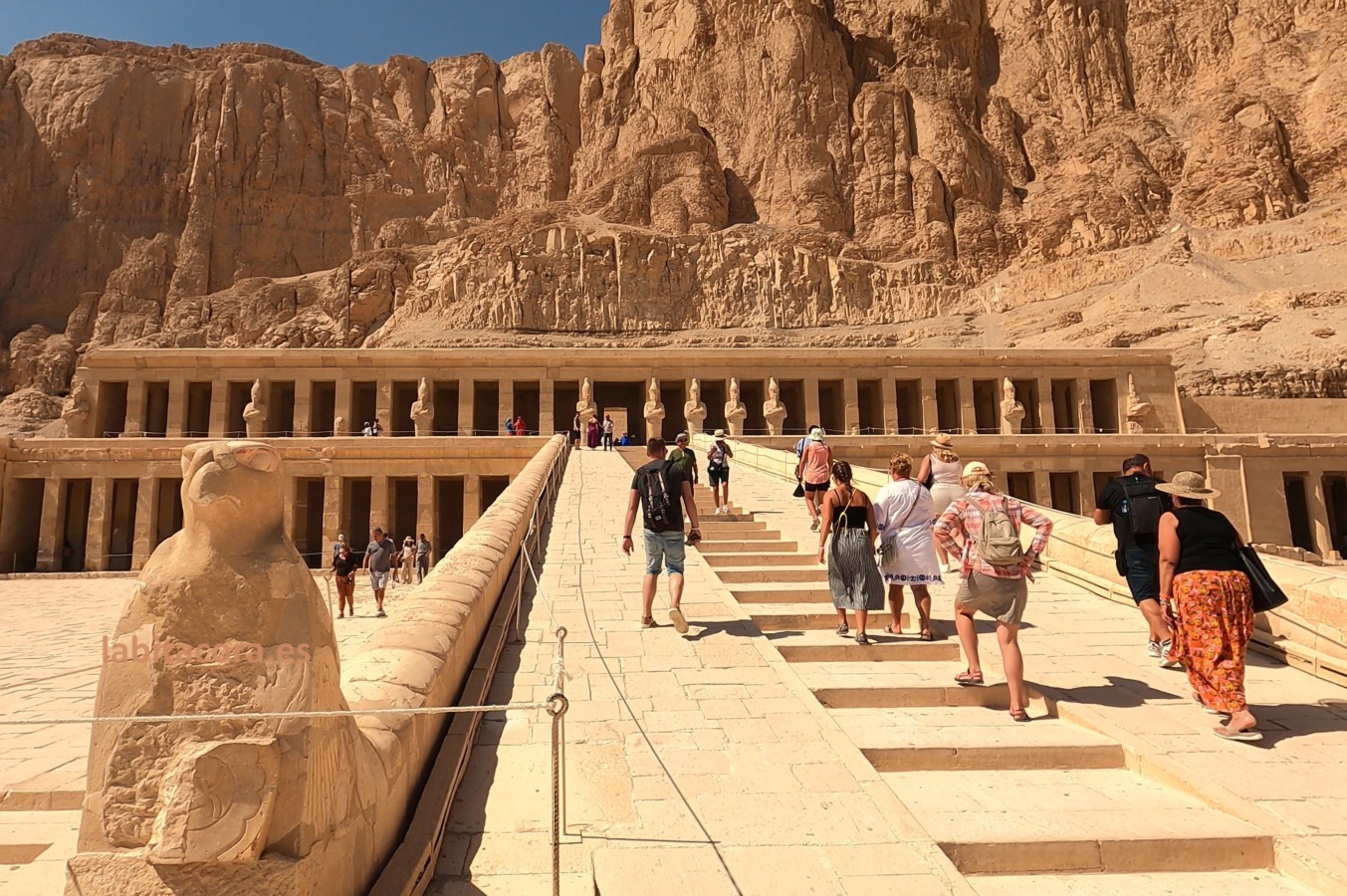 La segunda terraza del templo funerario de Hatshepsut o de Djeser-Djeseru, en Lúxor. Egipto.