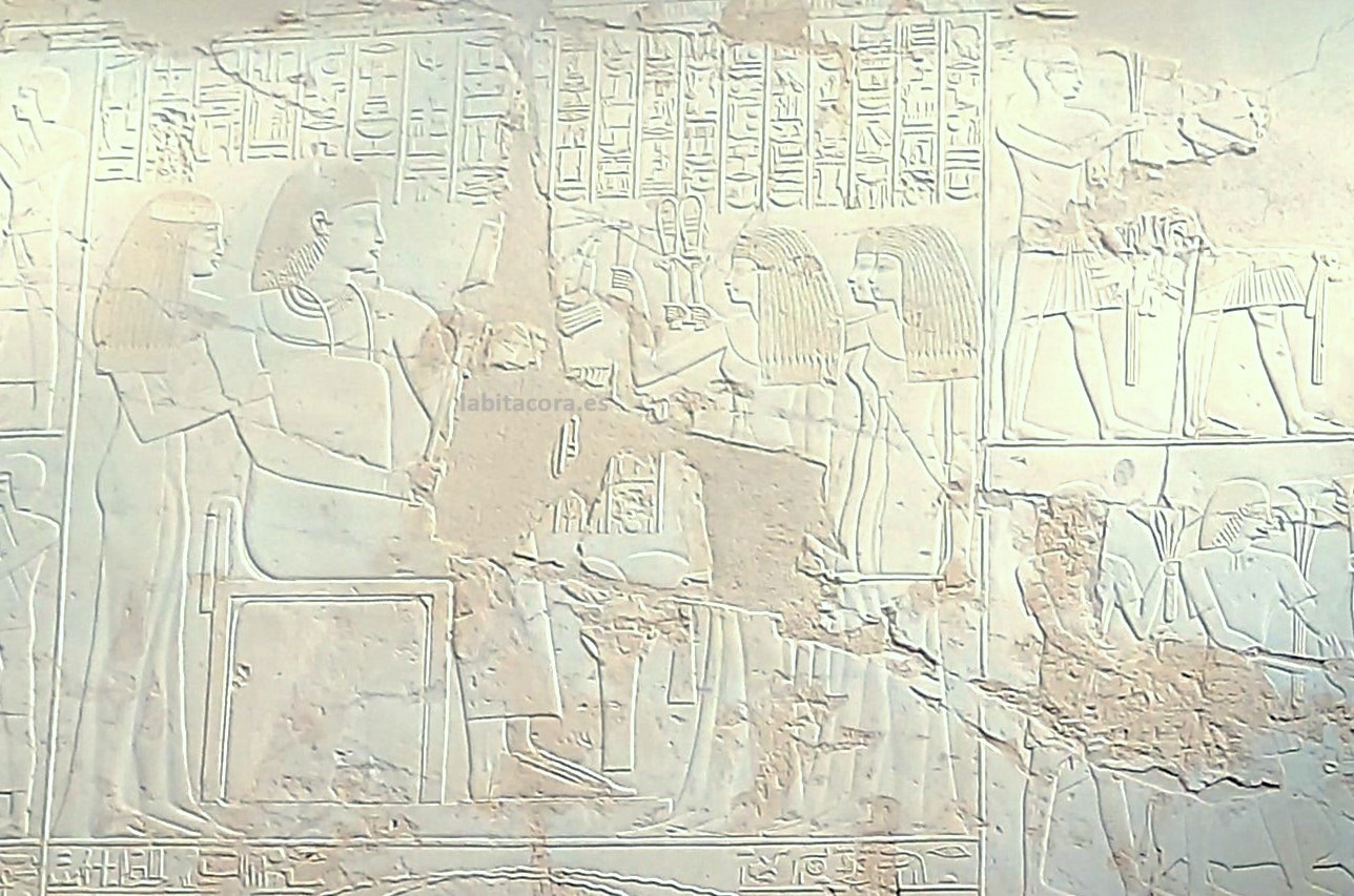 Ramose y su esposa Merit-Ptah, recibiendo ofrendas en su tumba en el Valle de los Nobles en Lúxor. Egipto.