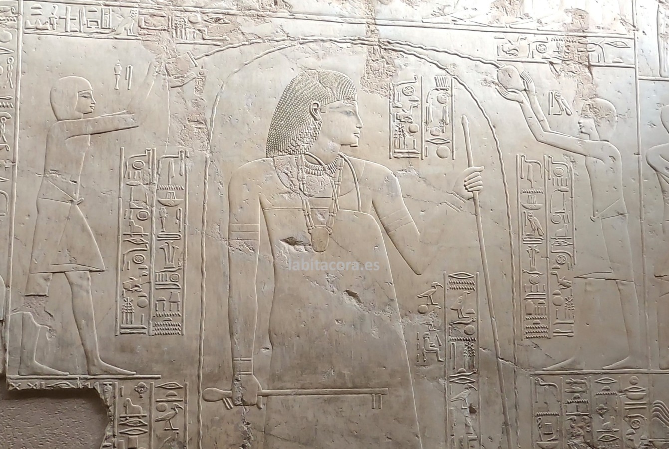Ramose siendo purificado con agua por los sacerdotes de su tumba y la de su esposa Merit-Ptah en el Valle de los Nobles en Lúxor, Egipto.
