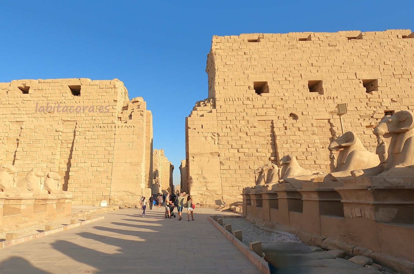 La entrada a los templos de Karnak, Lúxor. Egipto.