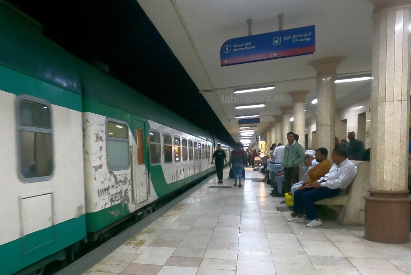 Tren nocturno egipcio en la estación de Lúxor. 