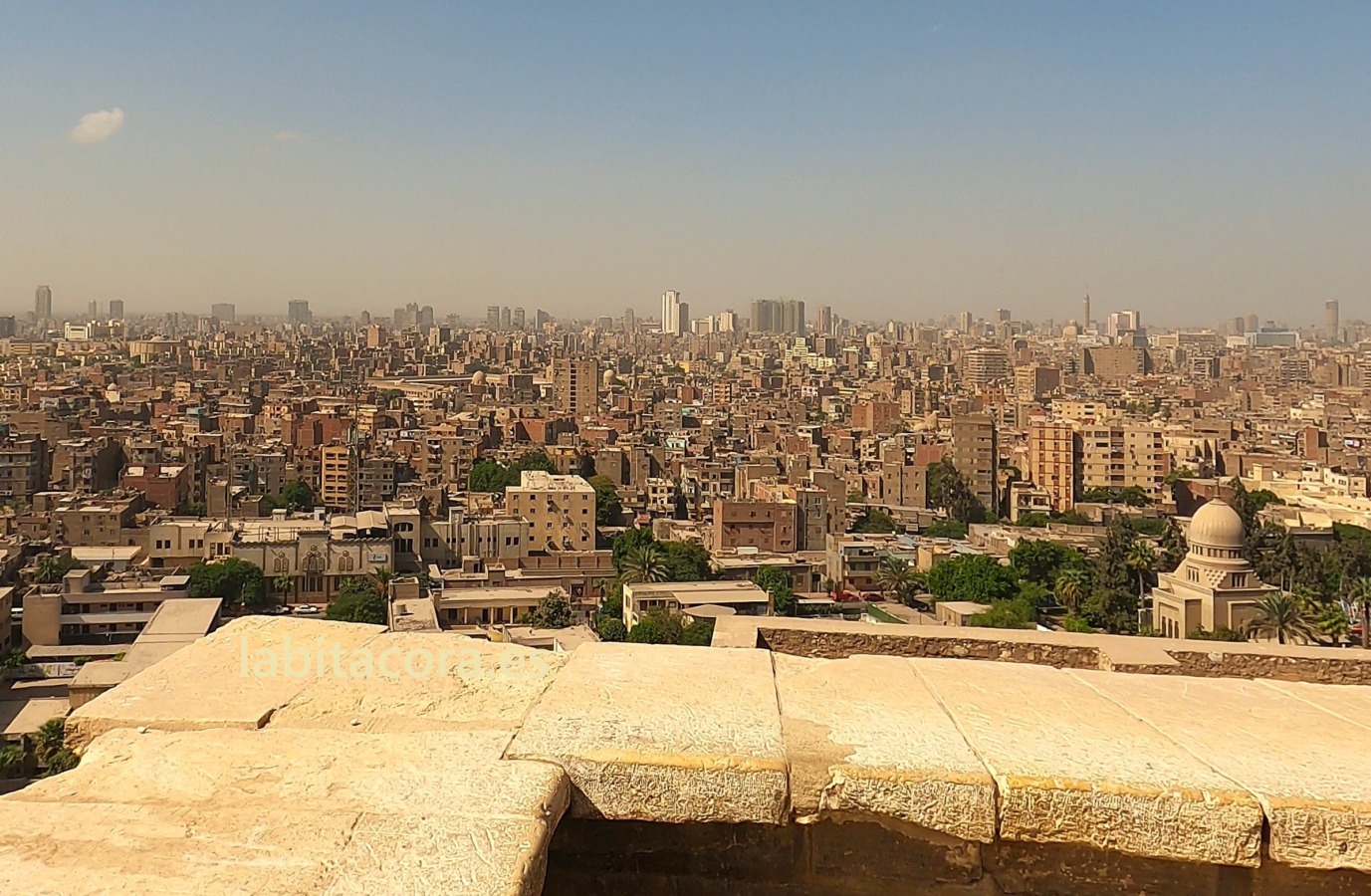 Vista panorámica del Cairo desde la Ciudadela con la  gran nube de la contaminación.