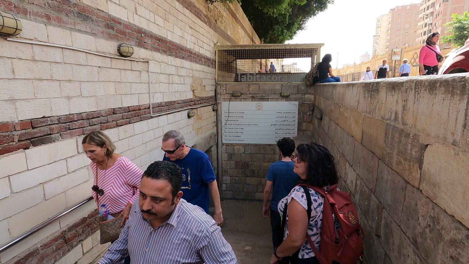 La esclera de acceso a la entrada de varias iglesias del barrio copto de El Cairo.