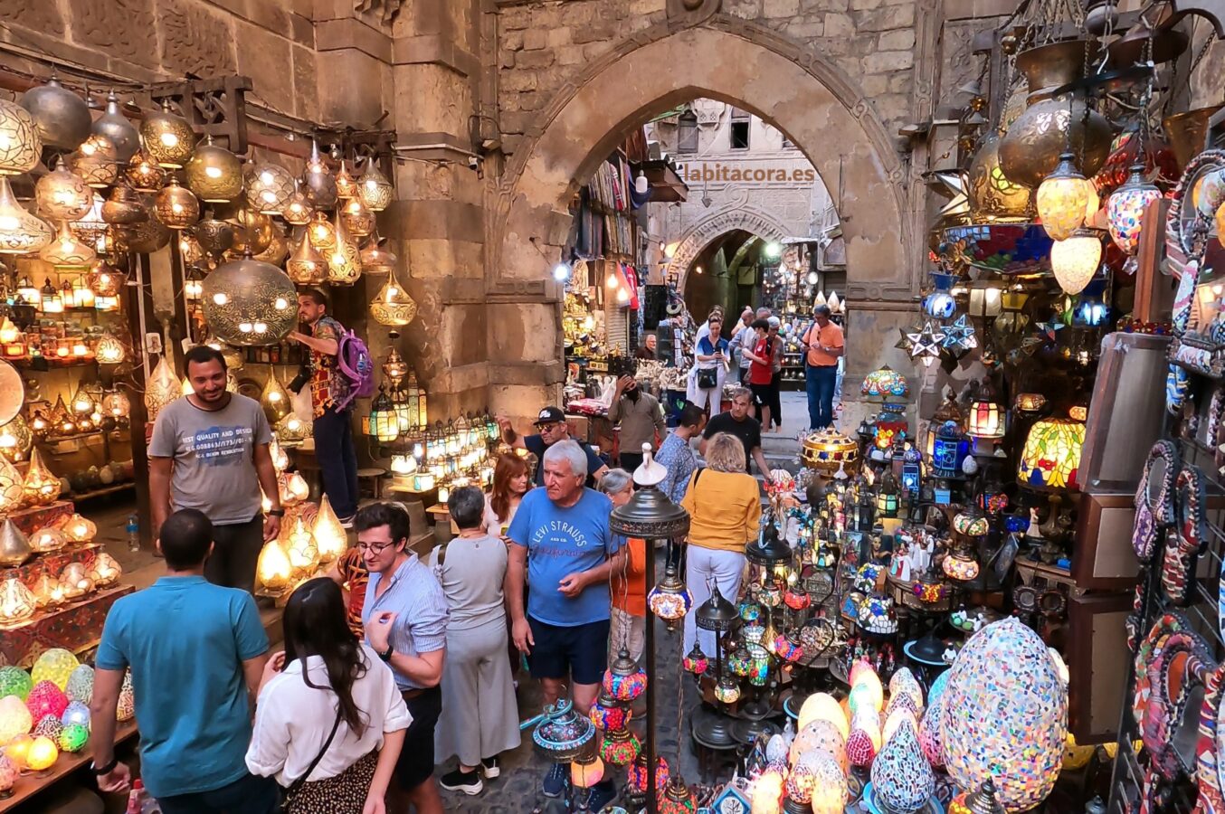 Tienda de lámparas en el Bazar de Khan el-Khalili de El Cairo.