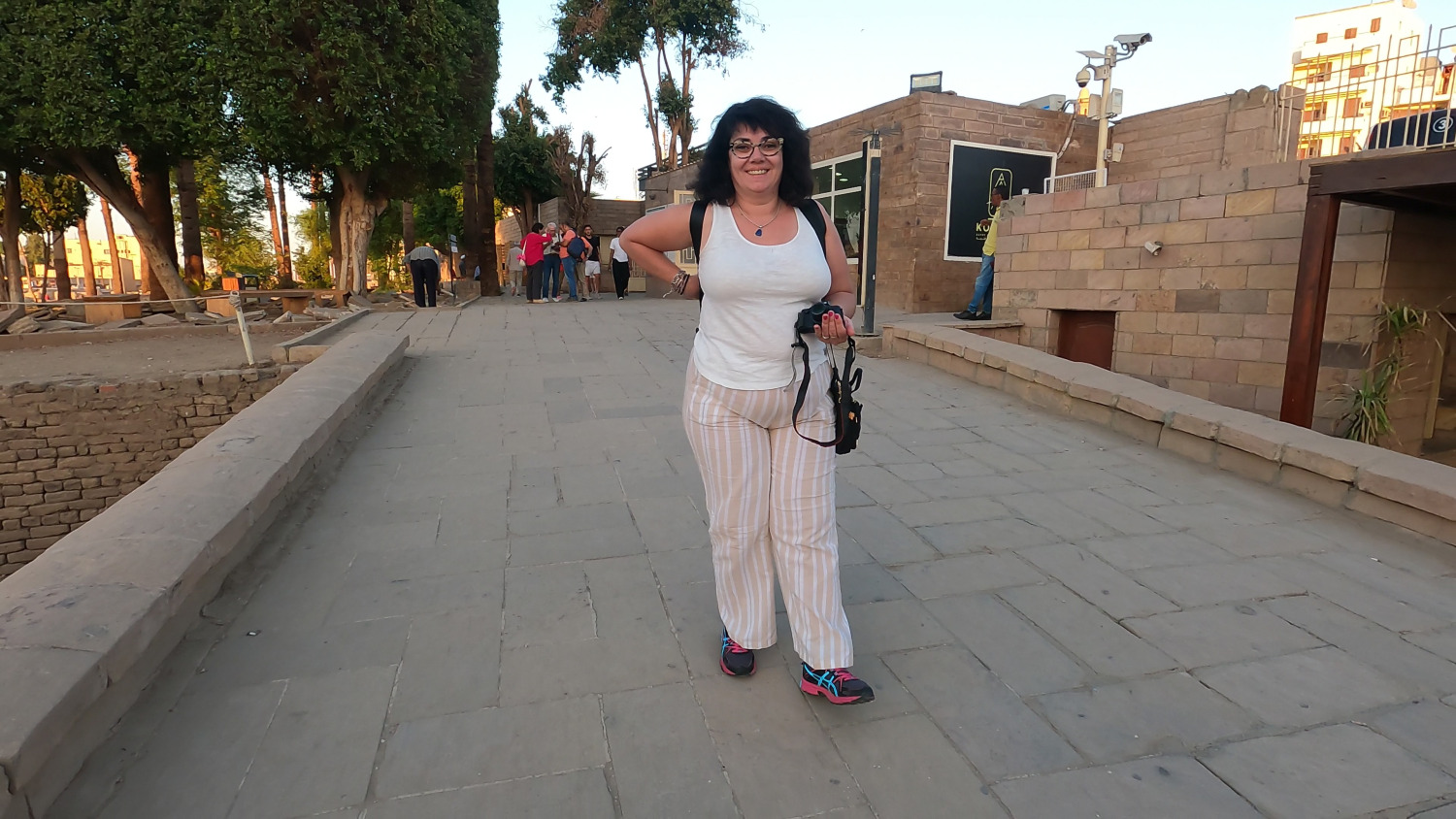 Bajando la rampa para visitar el templo de Lúxor, Egipto.
