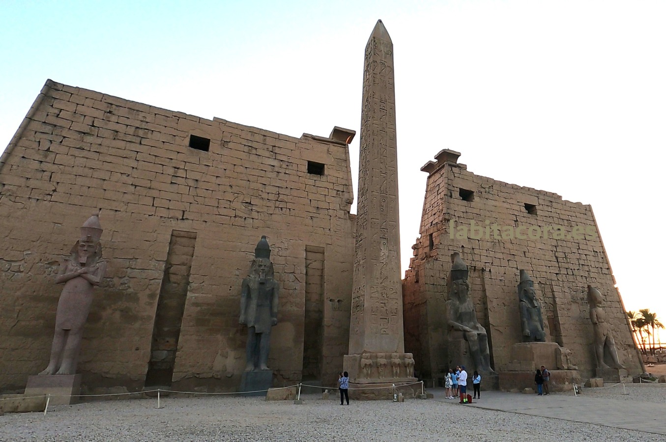 El primer pilono de Ramsés II en el templo de Luxor. Egipto