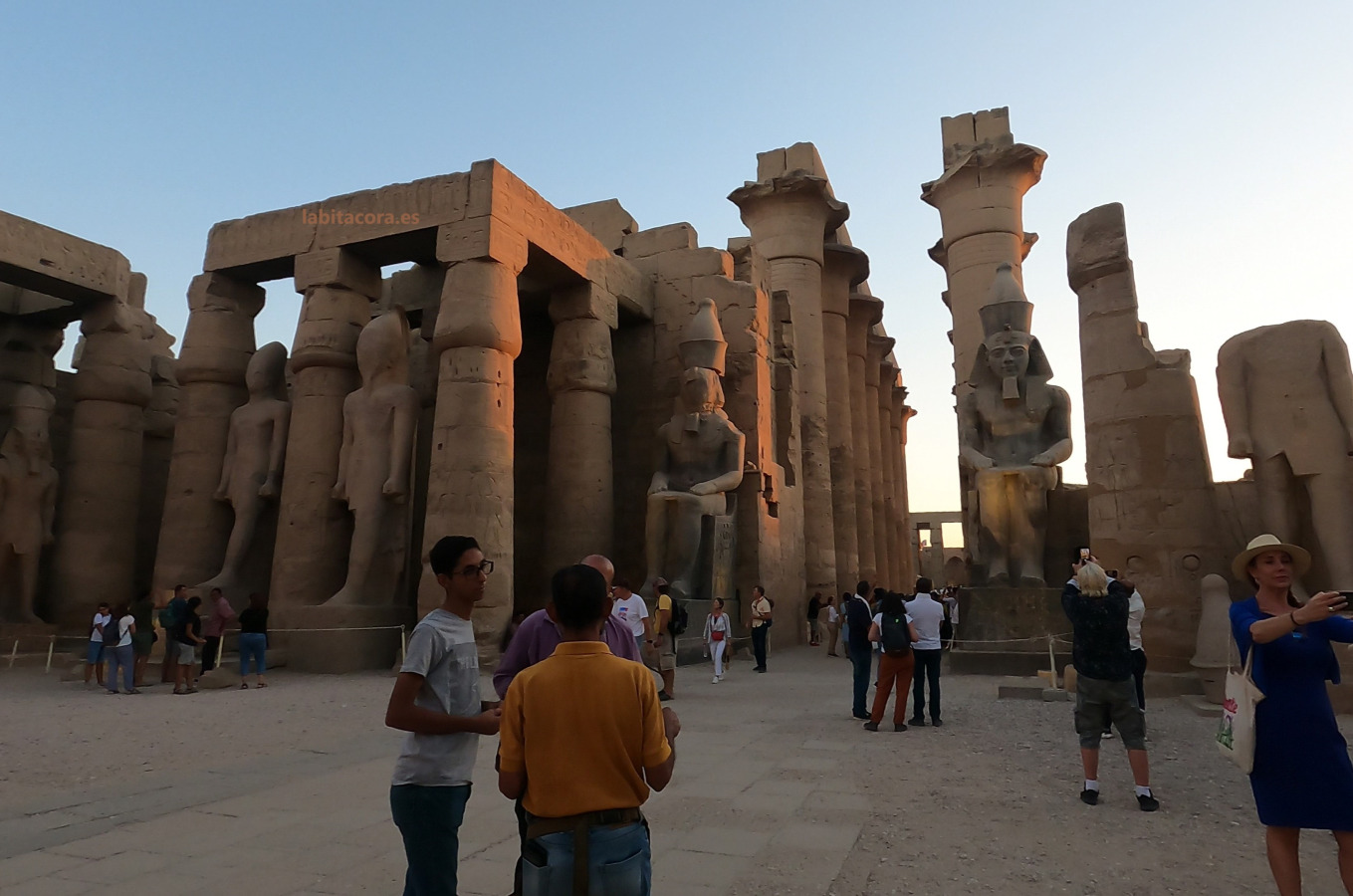 El Gran Patio en el segundo pilono frente a la columnata procesional Amenhotep III, del templo de Lúxor. Egipto.