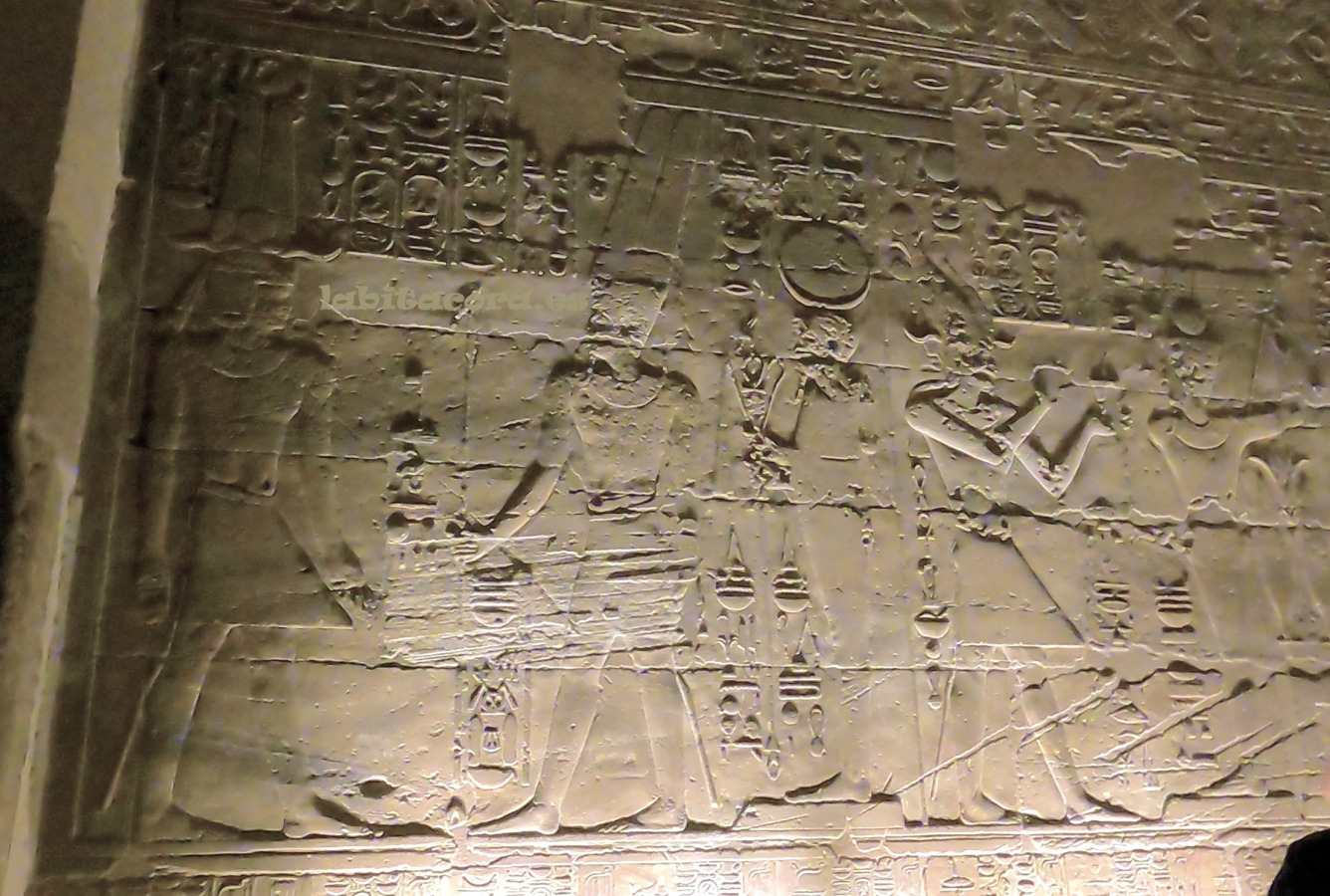 Alejandro Magno ofreciendo ofrendas a Amón en el templo de Lúxor. Egipto.