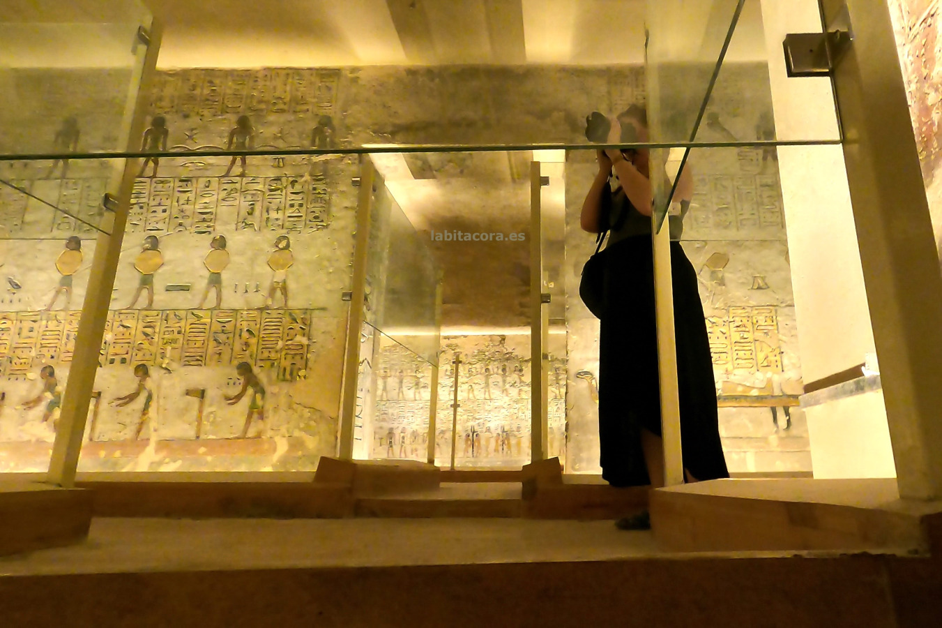 Turista que se le permitió entrar, en las zonas prohibidas de la tumba de Ramsés III (KV 11) del Valle de los Reyes en Lúxor. Egipto.