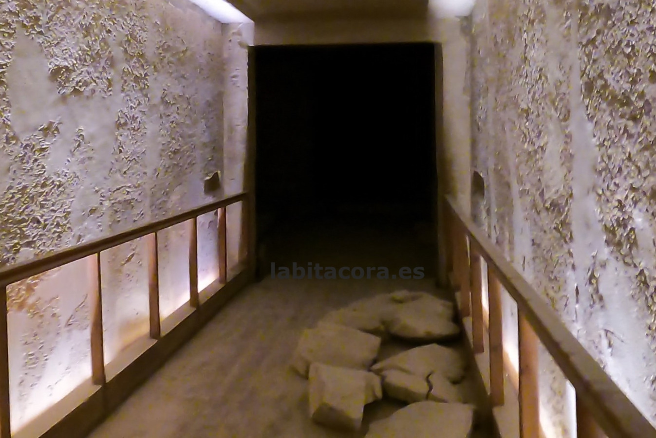 Tras bajar la rampa lo que se ve tras la barandilla que impide el paso, y continuar con la visita de la tumba de Ramsés III.