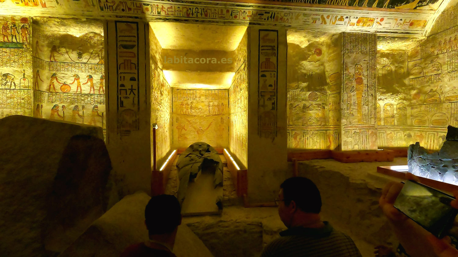 Los sarcófagos rotos de la tumba de Ramsés V/VI (KV 9) del Valle de los Reyes en Lúxor. Egipto.