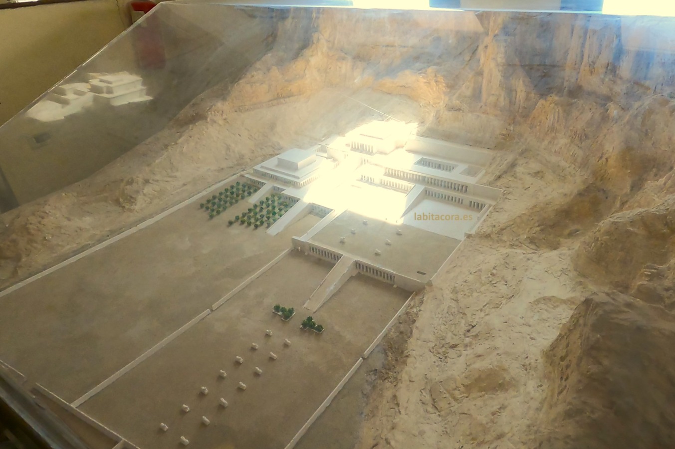 Maqueta del Templo de Hatshepsut en el centro de interpretación de Luxor. Egipto.