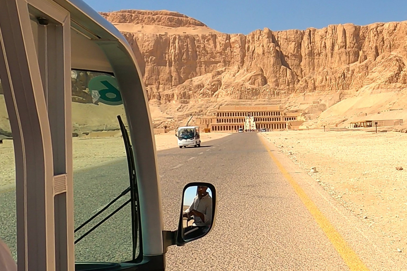 Deir al-Bahari es el lugar en el que está el templo de Hatshepsut en Luxor, Egipto.