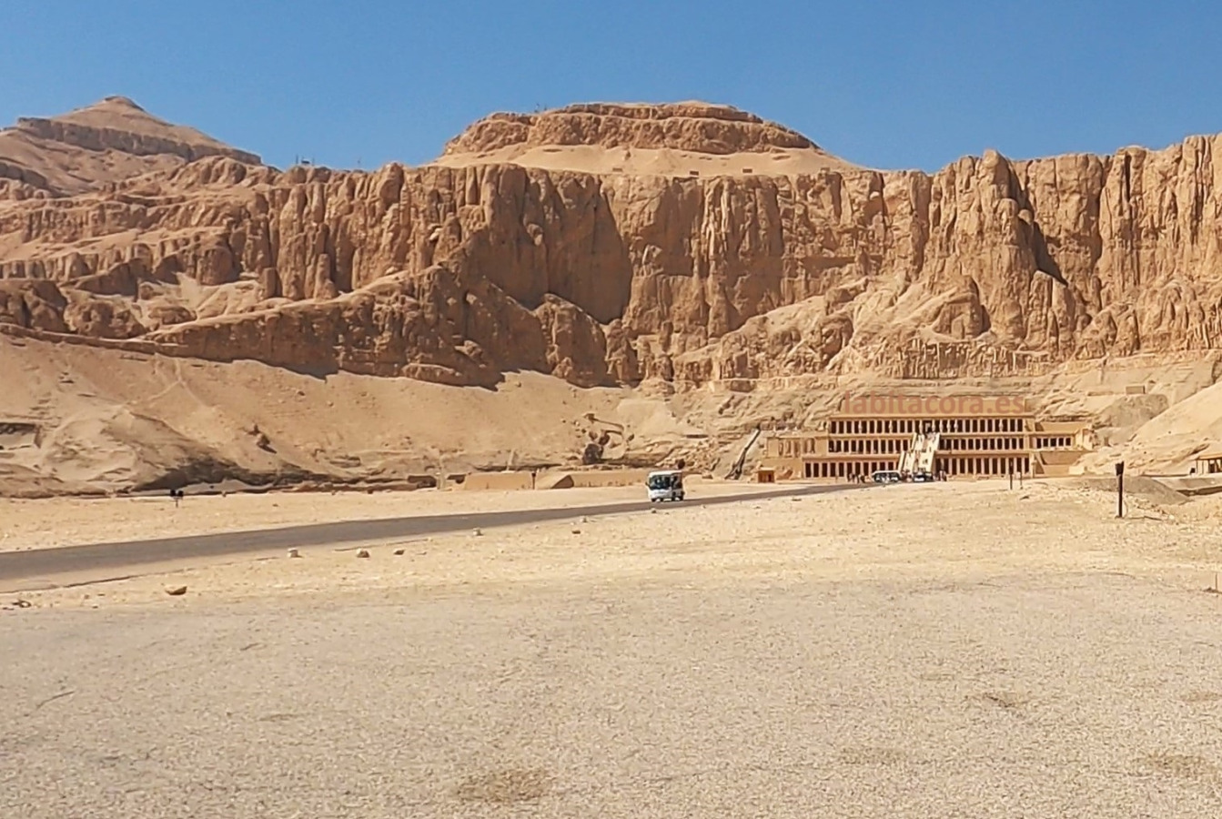A la derecha la montaña con forma de pico del Valle de los Reyes, a su lado El Deir El Bahari, y el templo de Hatshepsut en Luxor, Egipto.