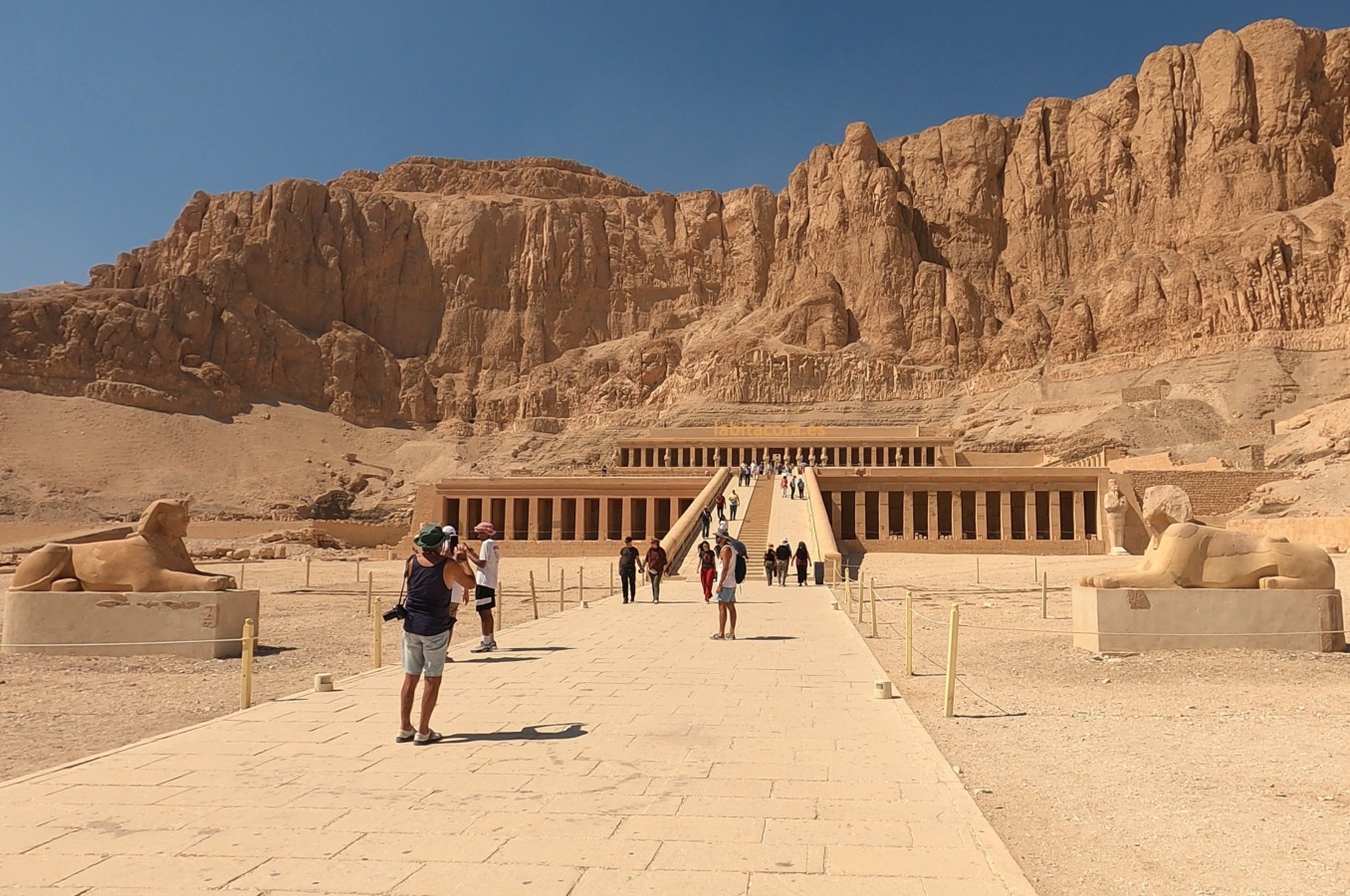 El templo funerario de Hatshepsut o de Djeser-Djeseru con dos esfinges, en Lúxor. Egipto