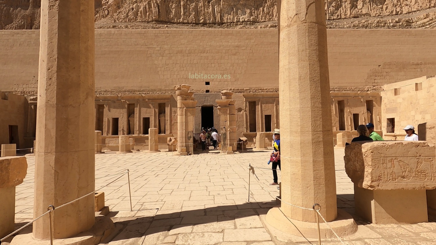 La terraza superior del templo Hatshepsut en Lúxor. Egipto