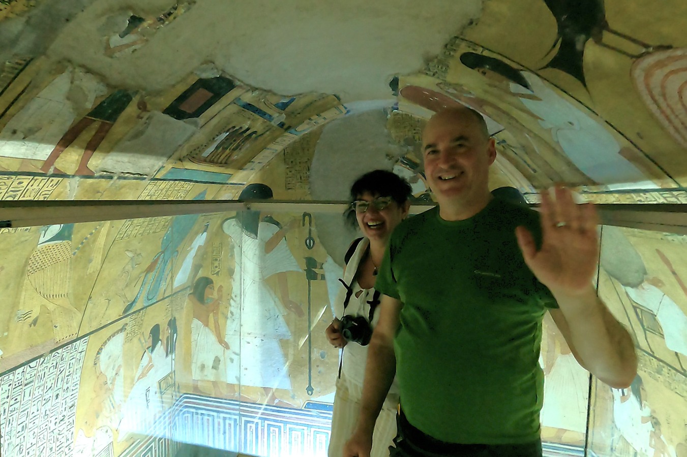 Jose y yo en la antecámara de la tumba de Inherkhau (TT 359) en Lúxor, Egipto.