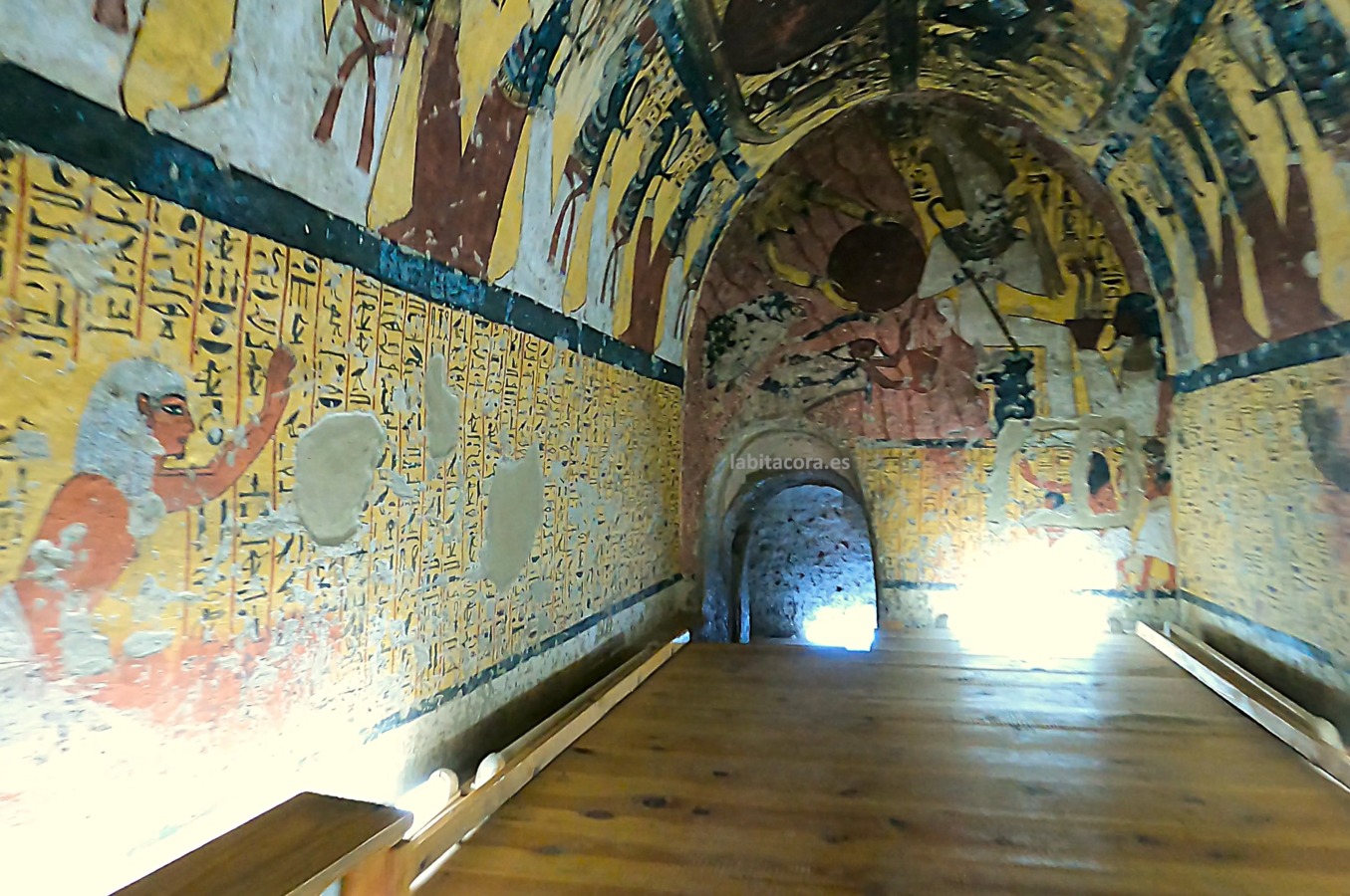 La primera sala de las tumbas de la familia es la TT 218, que pertenece Amennakht, y la de su esposa Iyemwaw, o de Amun Nakht de Lúxor, Egipto.