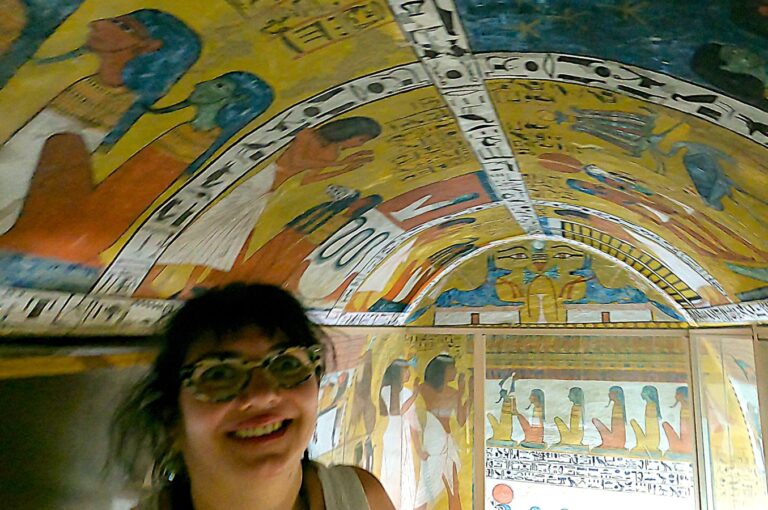 Mi cara de felicidad antes de irnos de la tumba (TT 1) en el valle de los Artesanos de Lúxor. Egipto