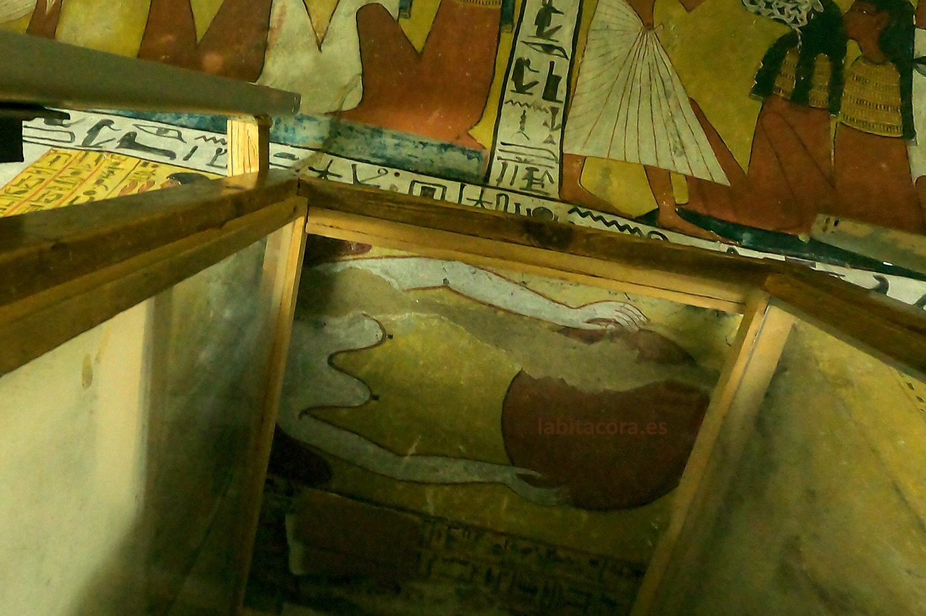 En el techito de la entrada a la sala mortuoria de la (TT 1) de la diosa Nut y el dios Ra en Lúxor. Egipto