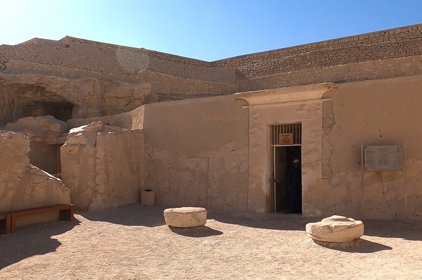 La entrada a la tumba de Ramose y su esposa Merit-Ptah en el valle de los Nobles en Lúxor. Egipto