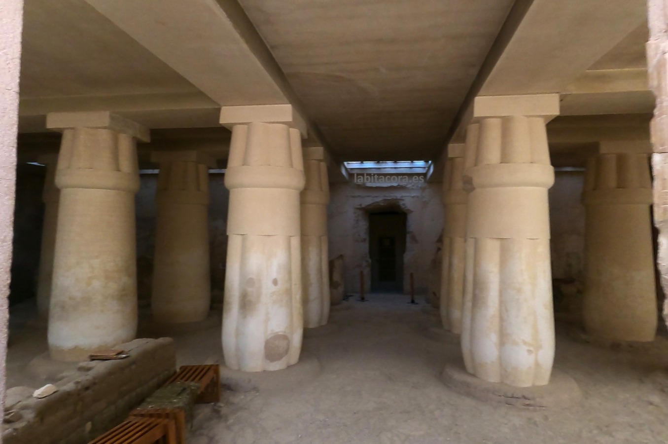 La vista desde la puerta de la tumba de Ramose y Merit-Ptah en el Valle de los Nobles de Lúxor, Egipto.