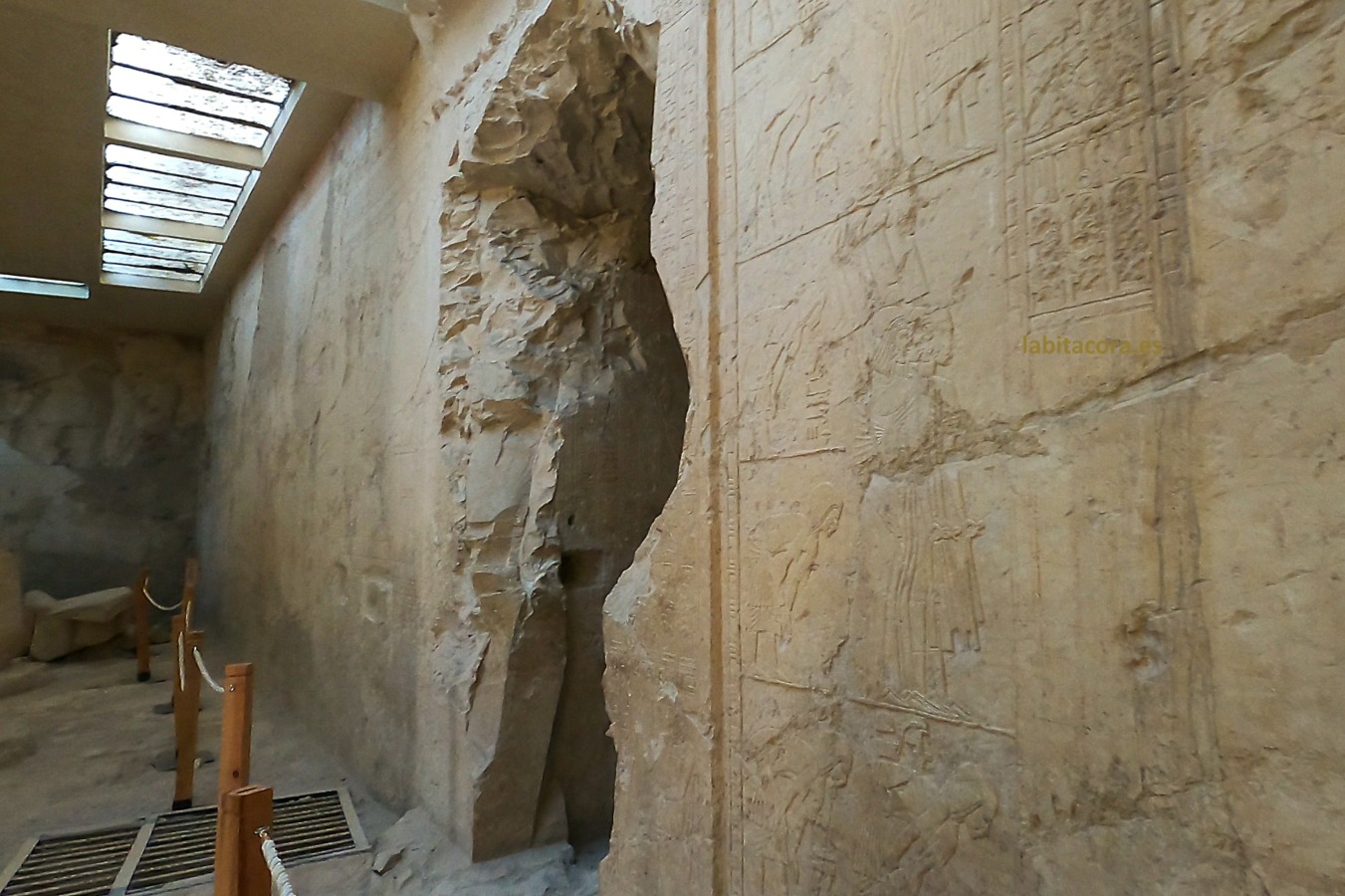 La entrada que lleva a la cámara funeraria de la tumba de Ramose en Lúxor. Egipto