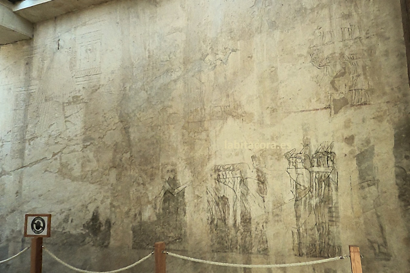 Los relieves en la pared de la tumba de Ramose en Lúxor, del Los relieves del faraón Akenatón y de Nefertiti de arriba a la izquierda y en la derecha Ramose con embajadores de diferentes países.