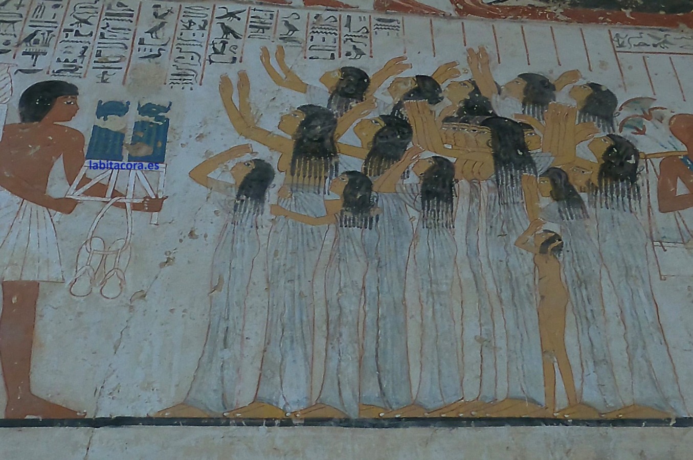 Las veintiuna plañideras, que suelen estar en todos los libros del antiguo Egipto, y que se contrataban para que llorasen. Están pintadas con lagrimas negras, gritando y lamentándose de la tumba de Ramose en Lúxor.