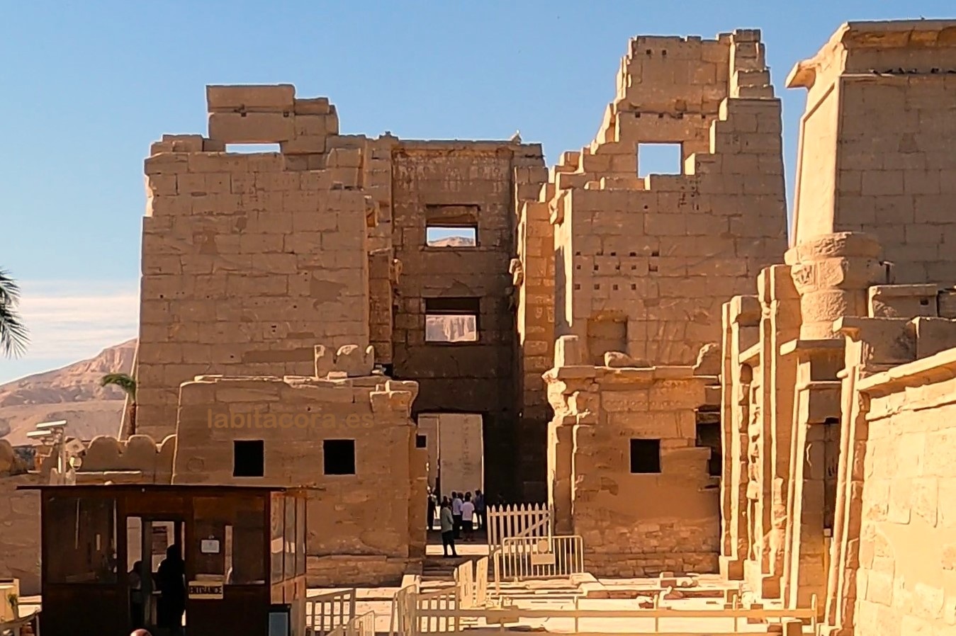 La taquilla de Medinet Habu en Lúxor, Egipto.