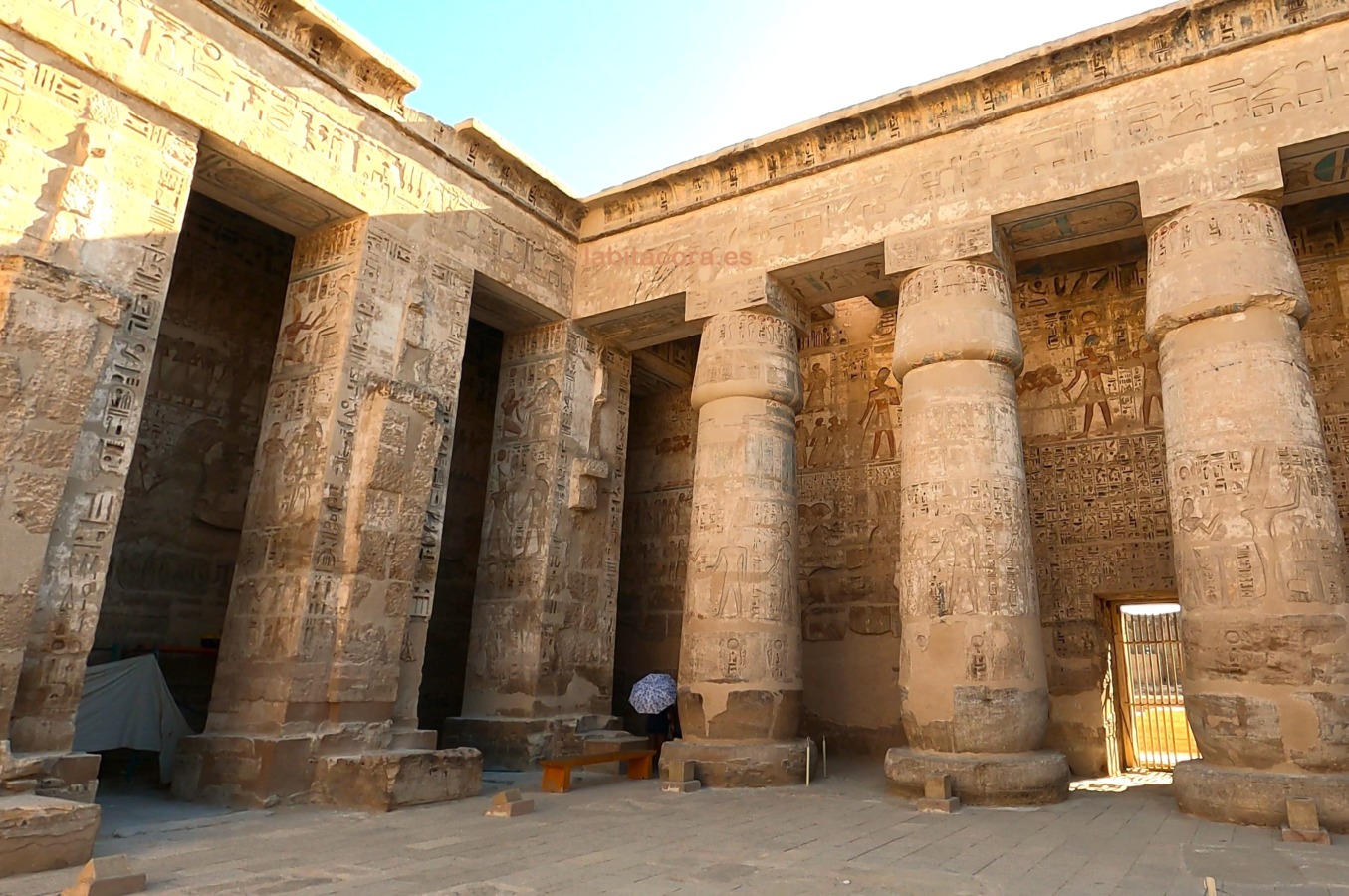 En el patio con parte del pórtico y los restos de las columnas osiríacas en Medinet Habu en Lúxor, Egipto.