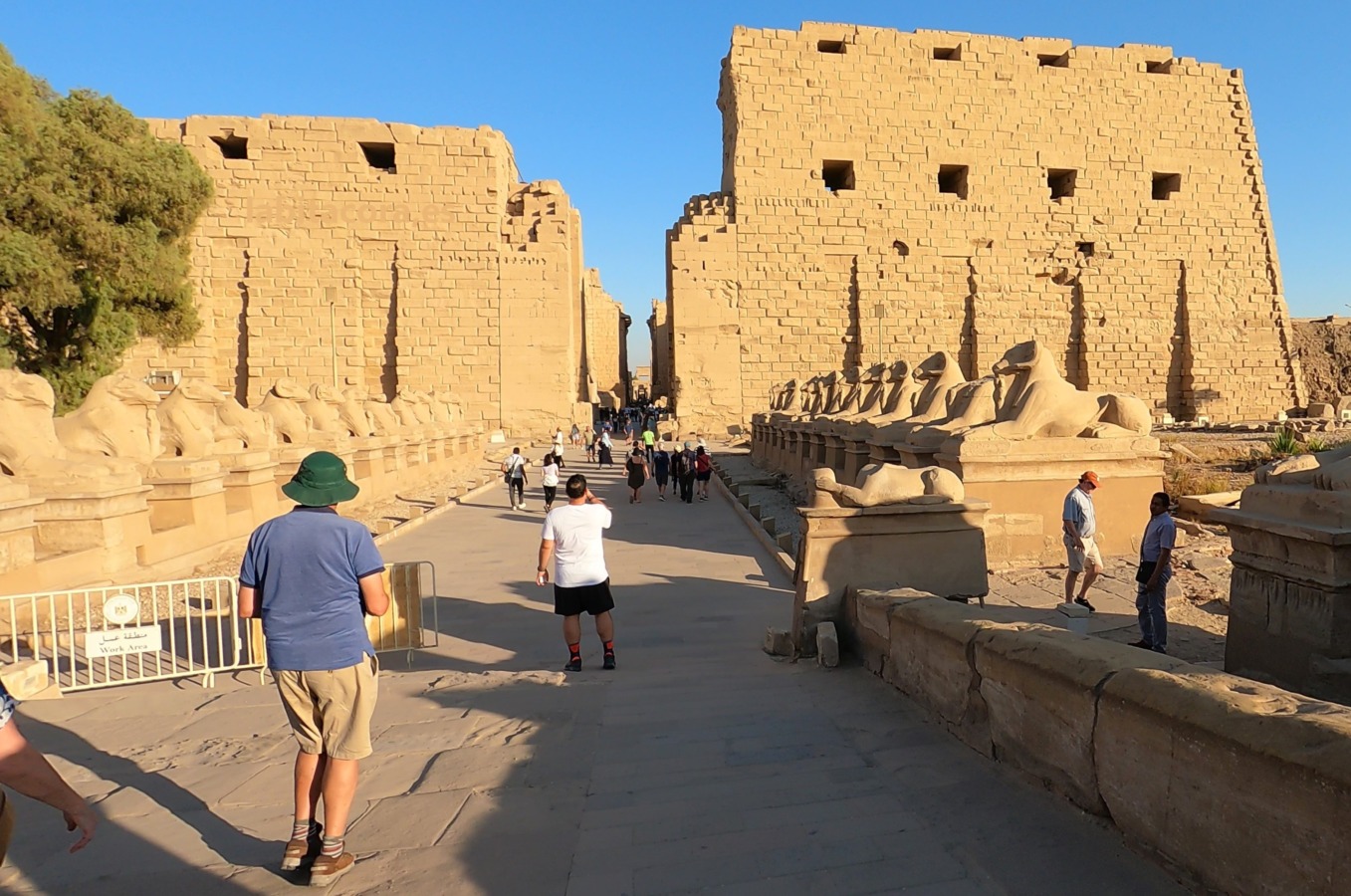 La avenida de los Carneros a la entrada a los templos de Karnak, Lúxor. Egipto.