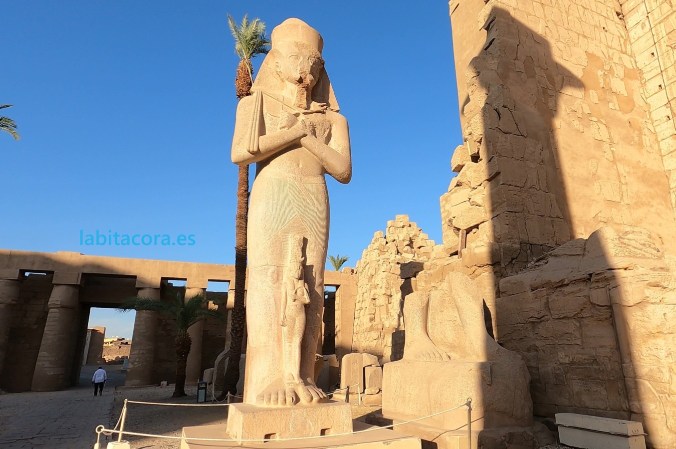 El coloso de Ramsés II con su hija esposa Bintanca, entre sus piernas en el templo de Karnak, Lúxor. Egipto.
