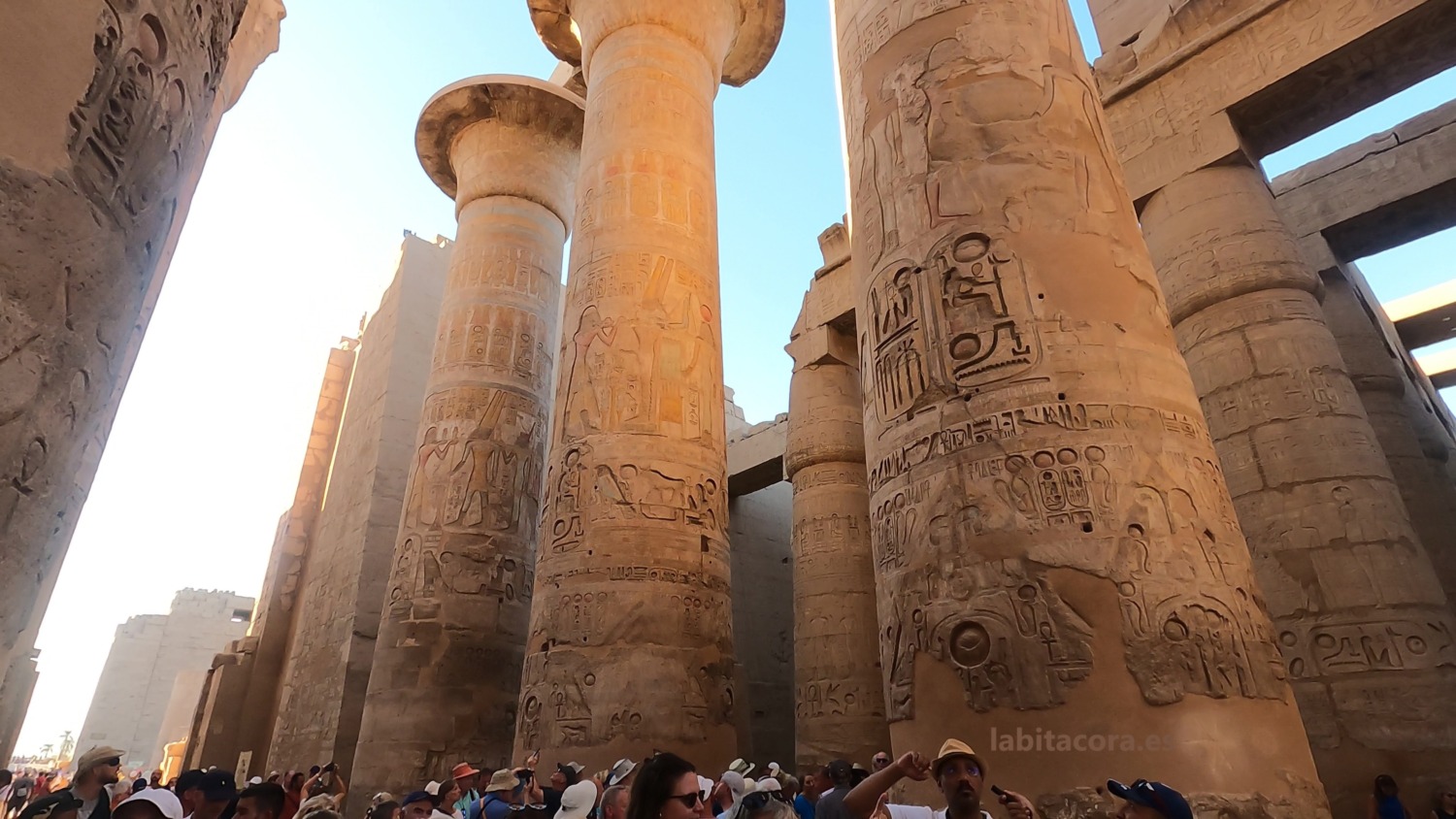 La sala Hipóstila del templo de Karnak, con la multitud de visitantes de ese día en Lúxor. Egipto.