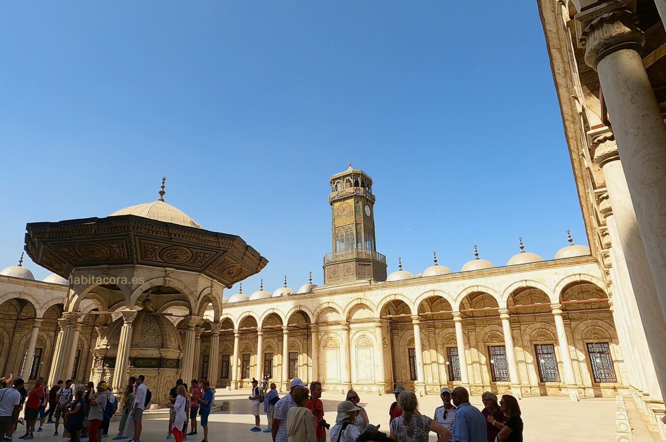 El patio con el sabil (fuente para abluciones) techado de la mezquita de Alabastro o de Mohamed Ali en El Cairo, Egipto.