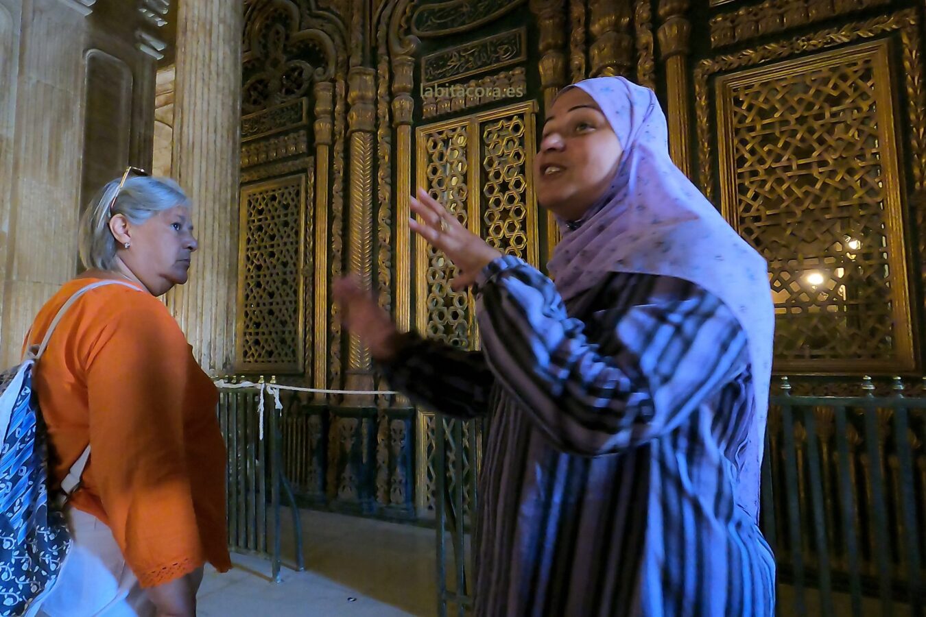 La guía y detrás de ellas el mausoleos de Mohammed Ali, en la mezquita que lleva su nombre o de Alabastro en el Cairo.